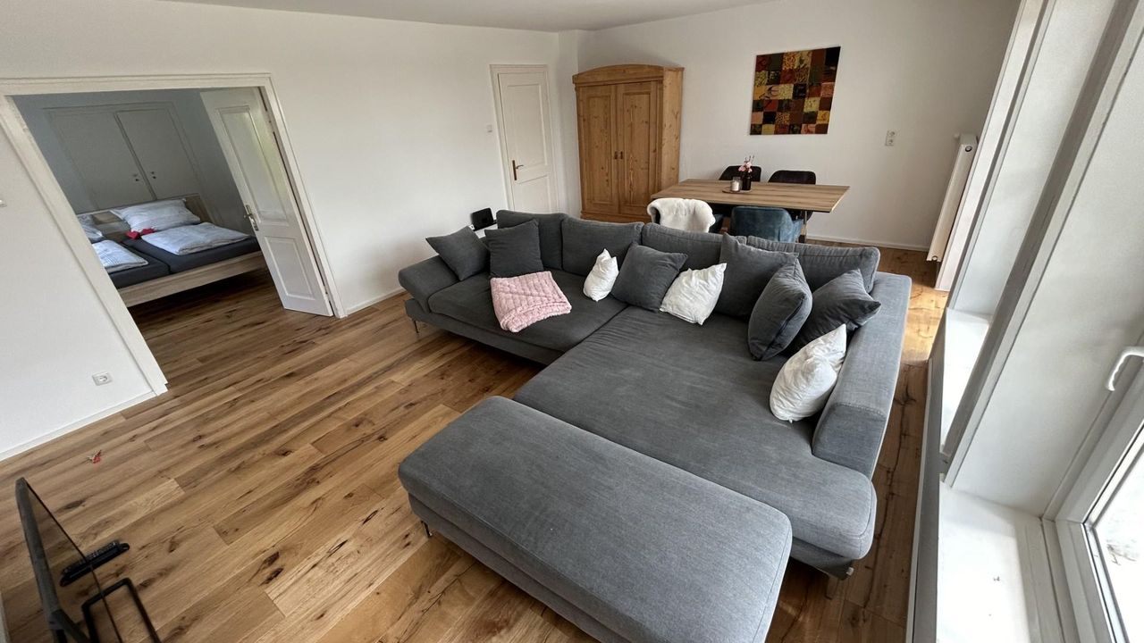 Wohnzimmer mit Blick ins Schlafzimmer Wohnzimmer mit Blick ins Schlafzimmer